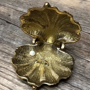 Brass seashell ring holder